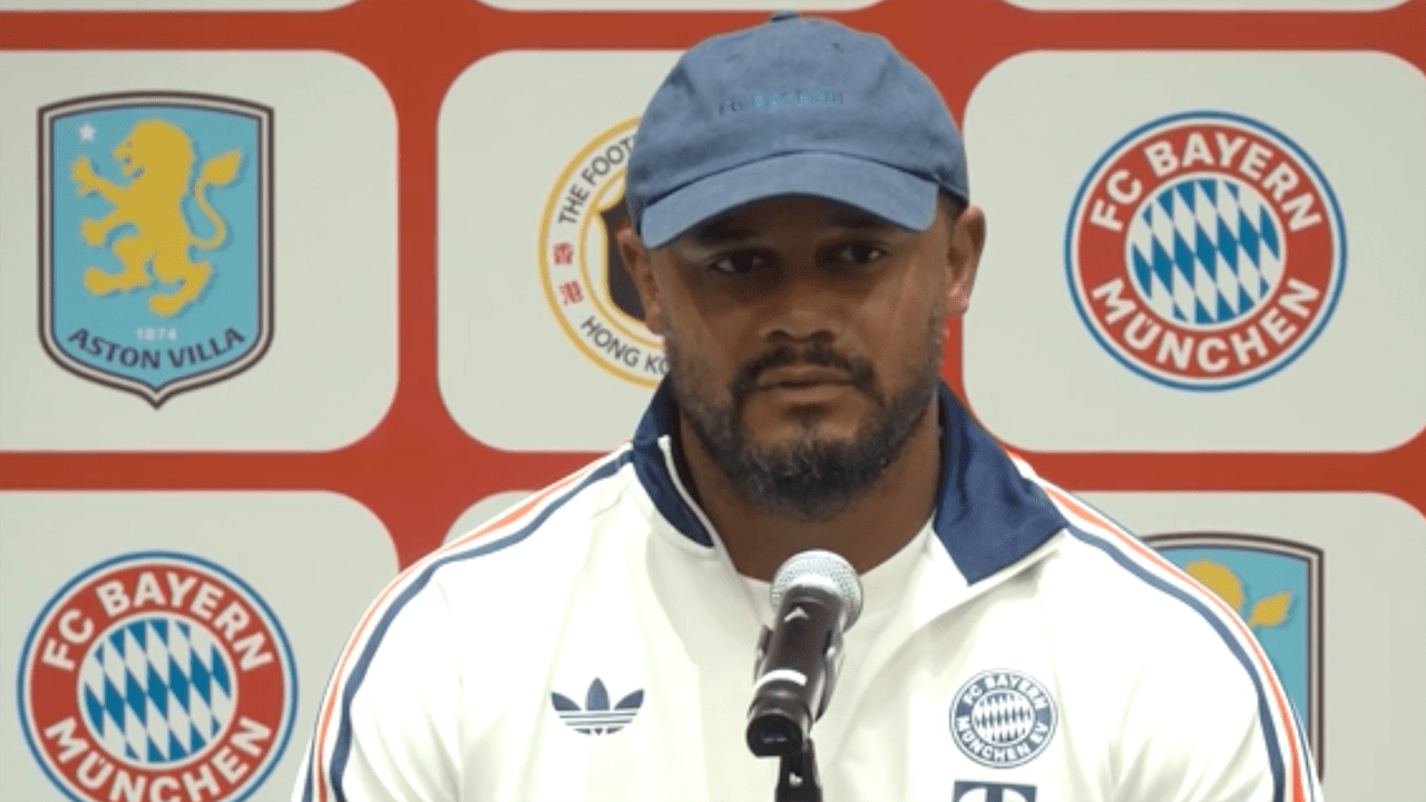 Vincent Kompany spricht auf der Pressekonferenz des FC Bayern nach dem Audi Football Summit gegen Aston Villa.