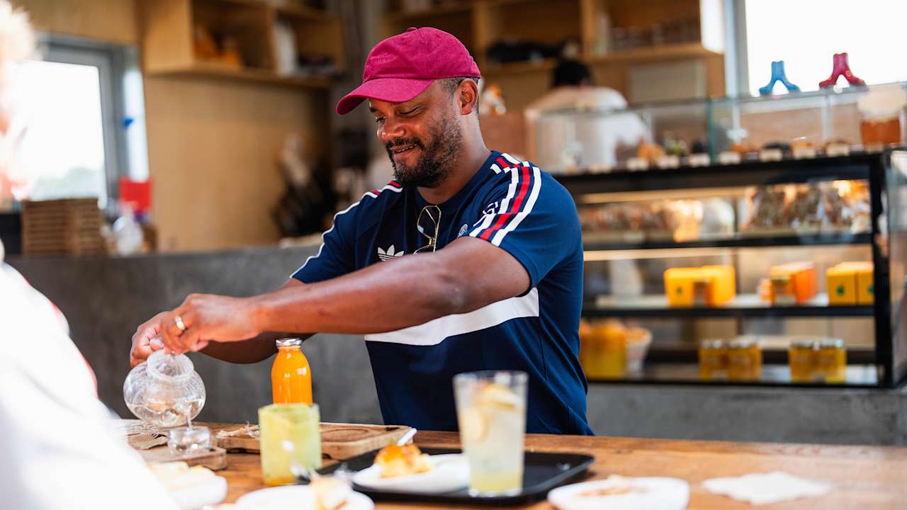 Vincent Kompany bei einem Besuch einer Mandarinenfarm auf Jeju schenkt sich Tee ein