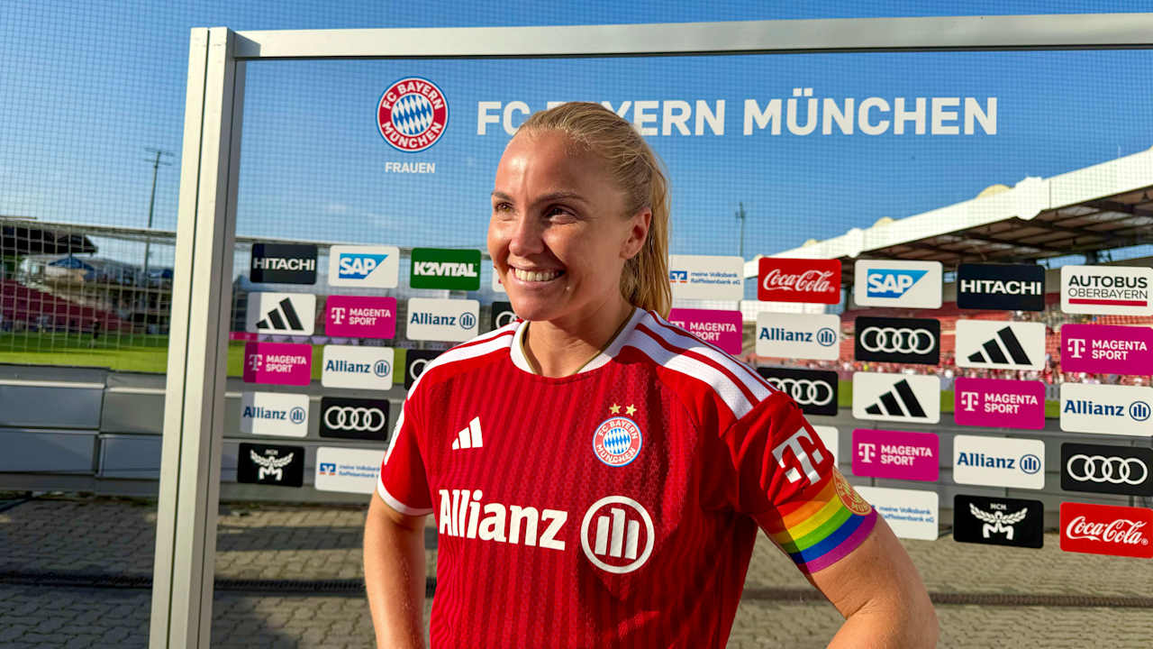 Glódís Perla Viggósdóttir lächelnd beim Interview