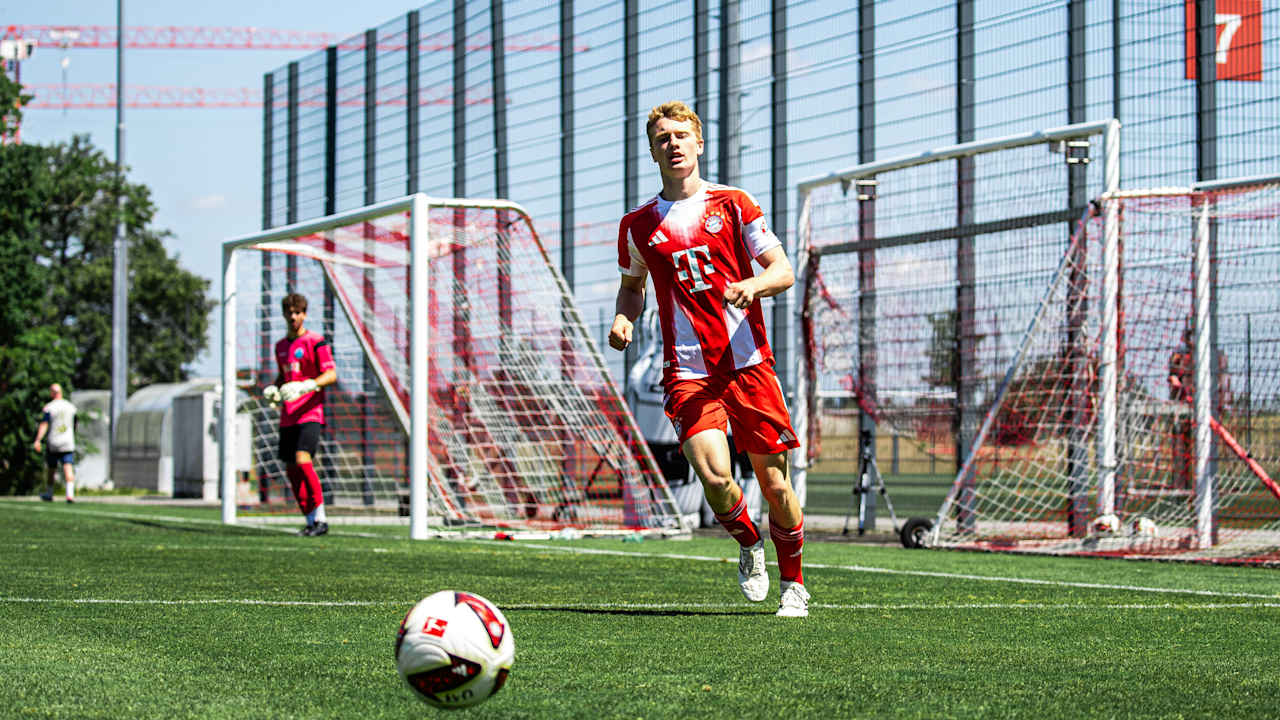 Tim Schreyer schaut dem Ball hinterher.