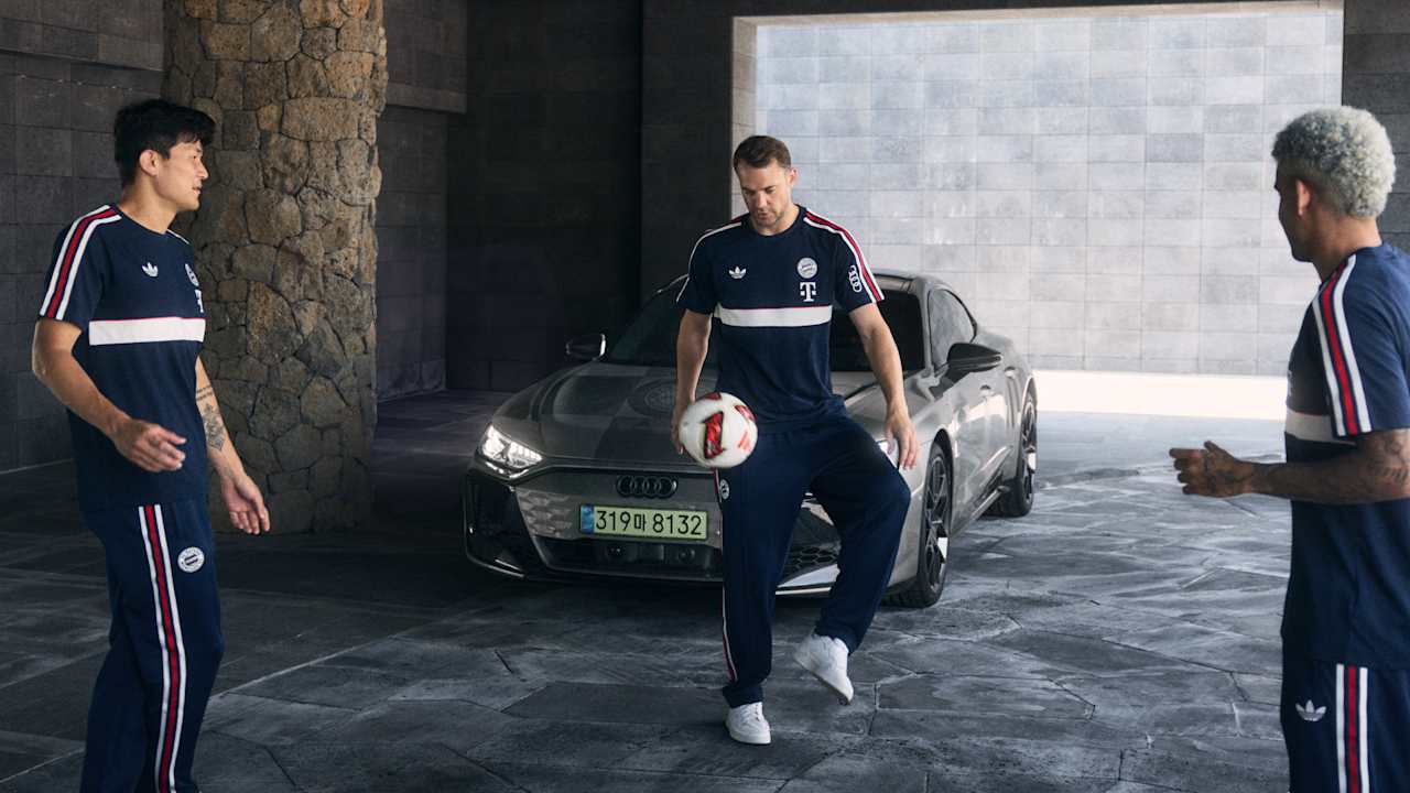 Manuel Neuer vor einem Audi-Modell