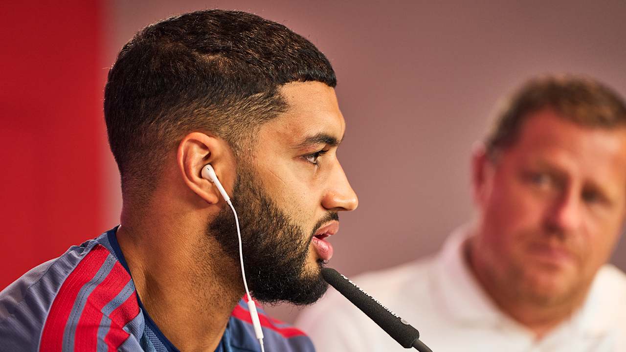 Ismael Saibari spricht auf einer PK