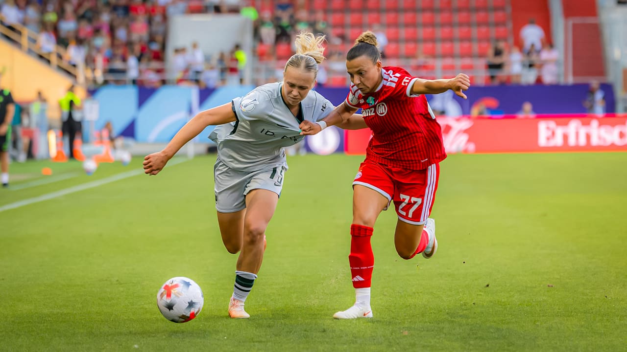 Arianna Caruso im Laufduell während des Google Pixel Supercup zwischen dem FC Bayern und dem VfL Wolfsburg