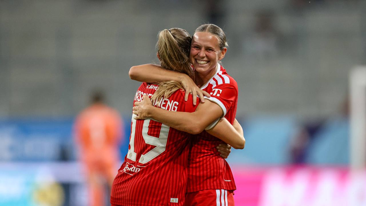 Klara Bühl bejubelt ein Tor gegen den VfL Wolfsburg.