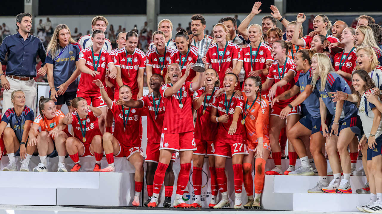 Die FC Bayern Frauen bei der Siegerehrung des Supercups.