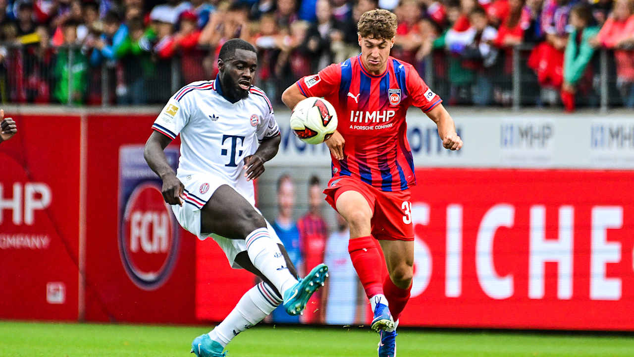 Dayot Upamecano im Testspiel gegen Heidenheim im Zweikampf mit einem Gegenspieler