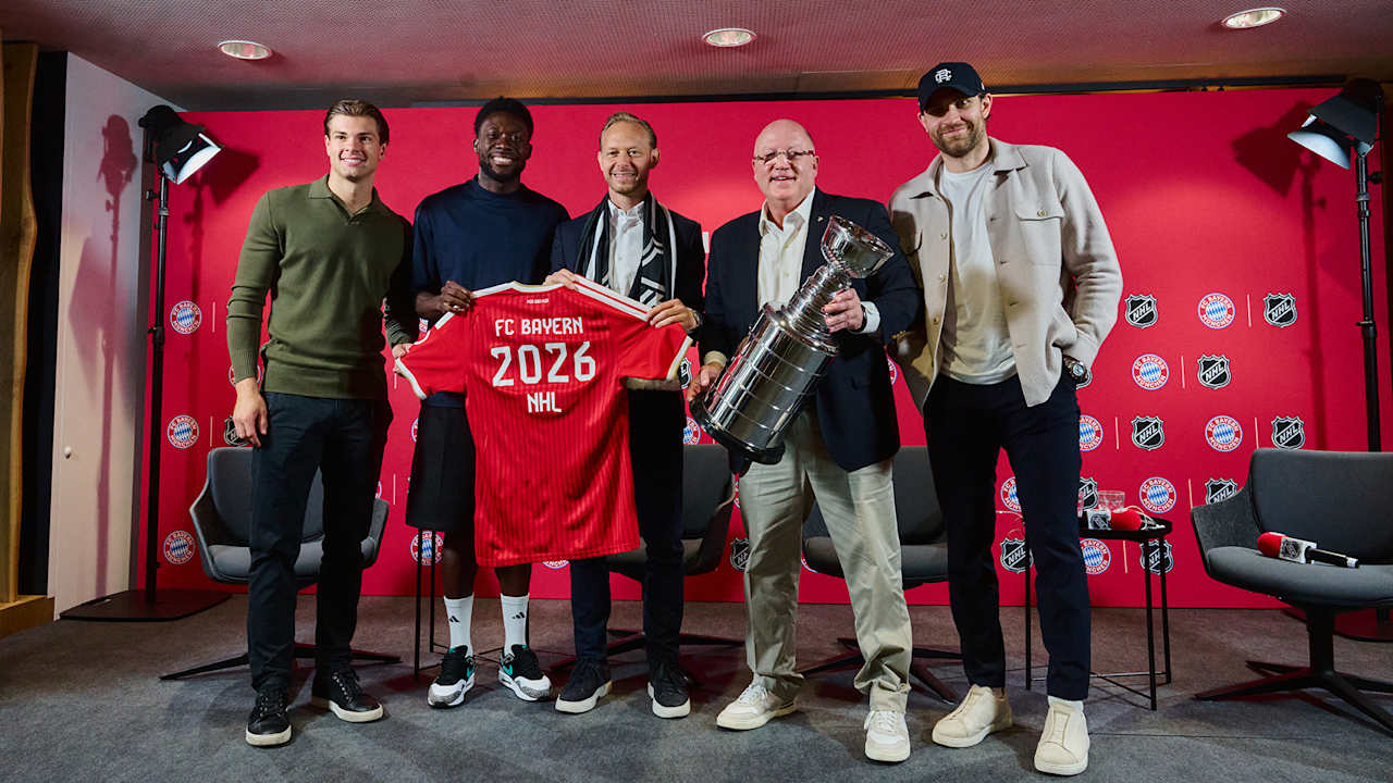 Gruppenfoto mit Rouven Kasper (Vorstand Marketing und Vertrieb der FC Bayern München AG), Bill Daly (Stellvertretender Commissioner der NHL), Alphonso Davies (FC Bayern München), Leon Draisaitl (Edmonton Oilers) und John-Jason Peterka (Boston Bruins)