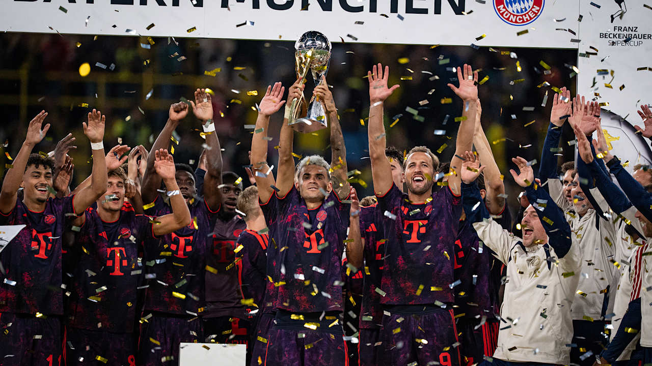 Spieler des FC Bayern jubeln mit dem Supercup