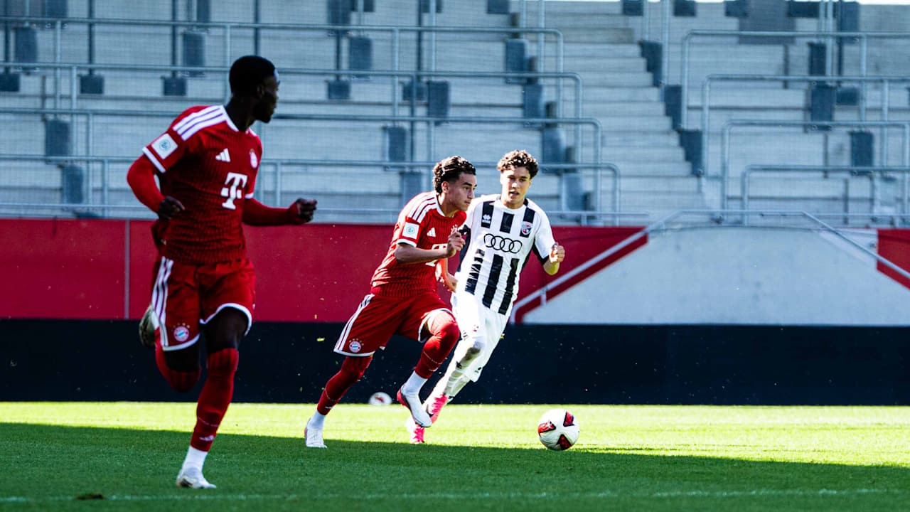 Adam El Chaar im Zweikampf um den Ball mit seinem Gegenspieler.