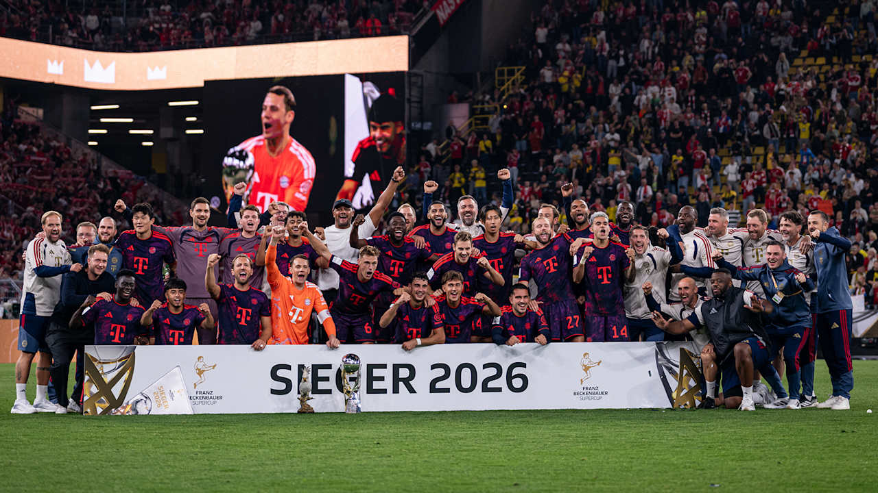 Spieler des FC Bayern jubeln mit dem Supercup