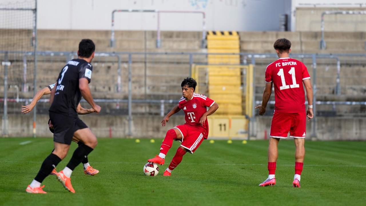 Maycon Cardozo dribbelt im Trikot der FC Bayern Amateure.