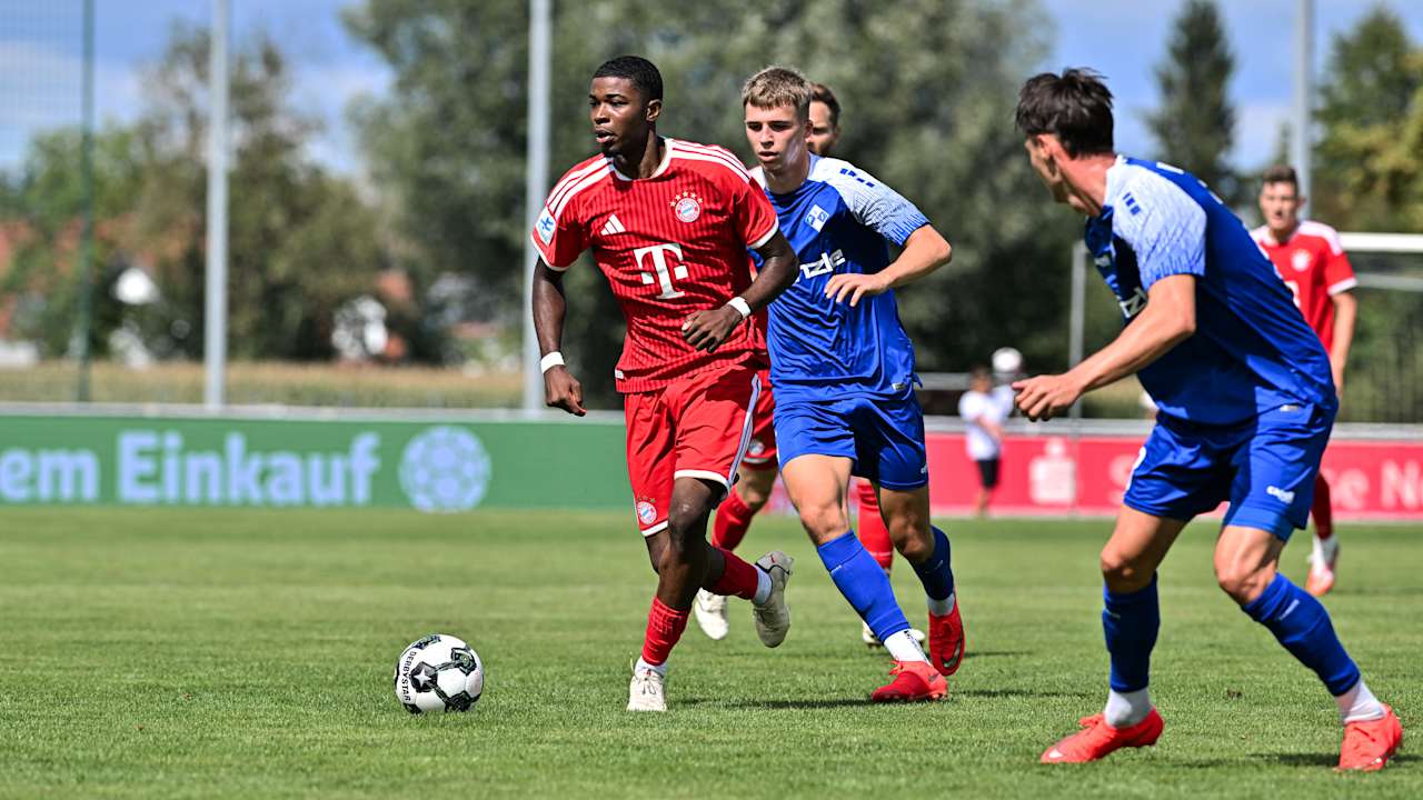 Allen Junior Lambe dribbelt mit dem Ball gegen zwei Spieler von Illertissen.