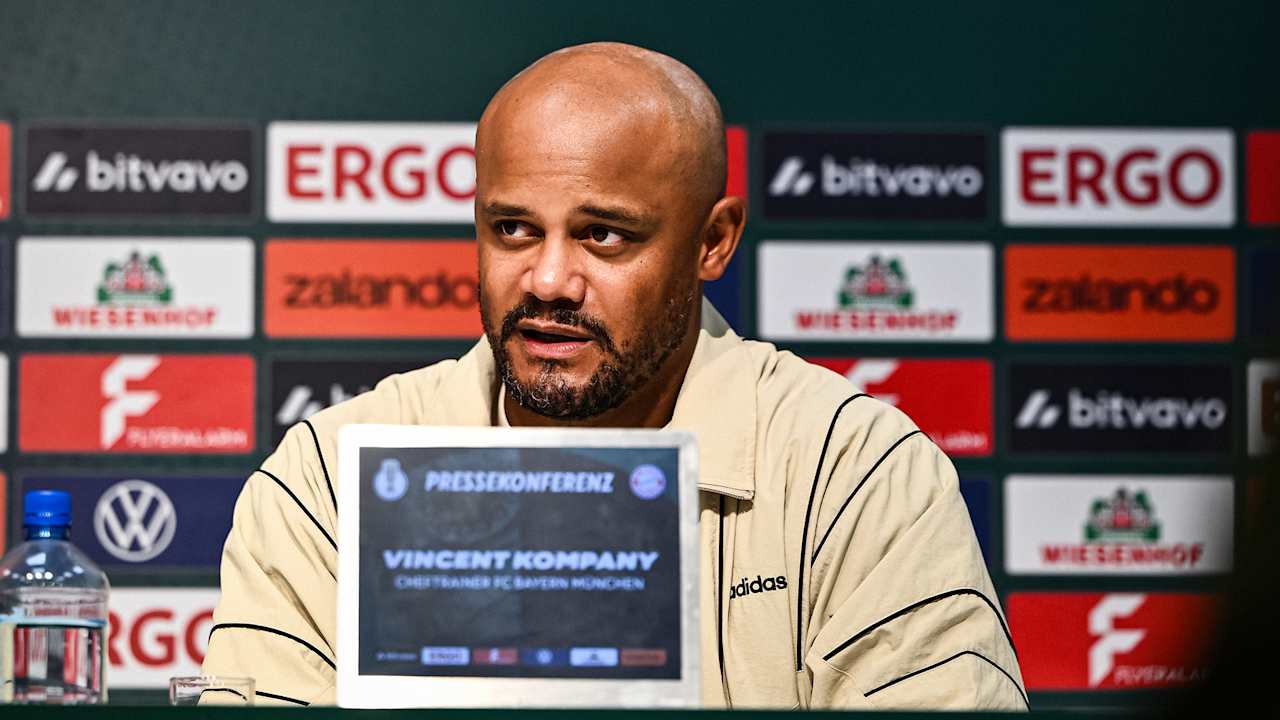 Vincent Kompany spricht auf der Pressekonferenz nach dem Pokalspiel des FC Bayern in Osnabrück