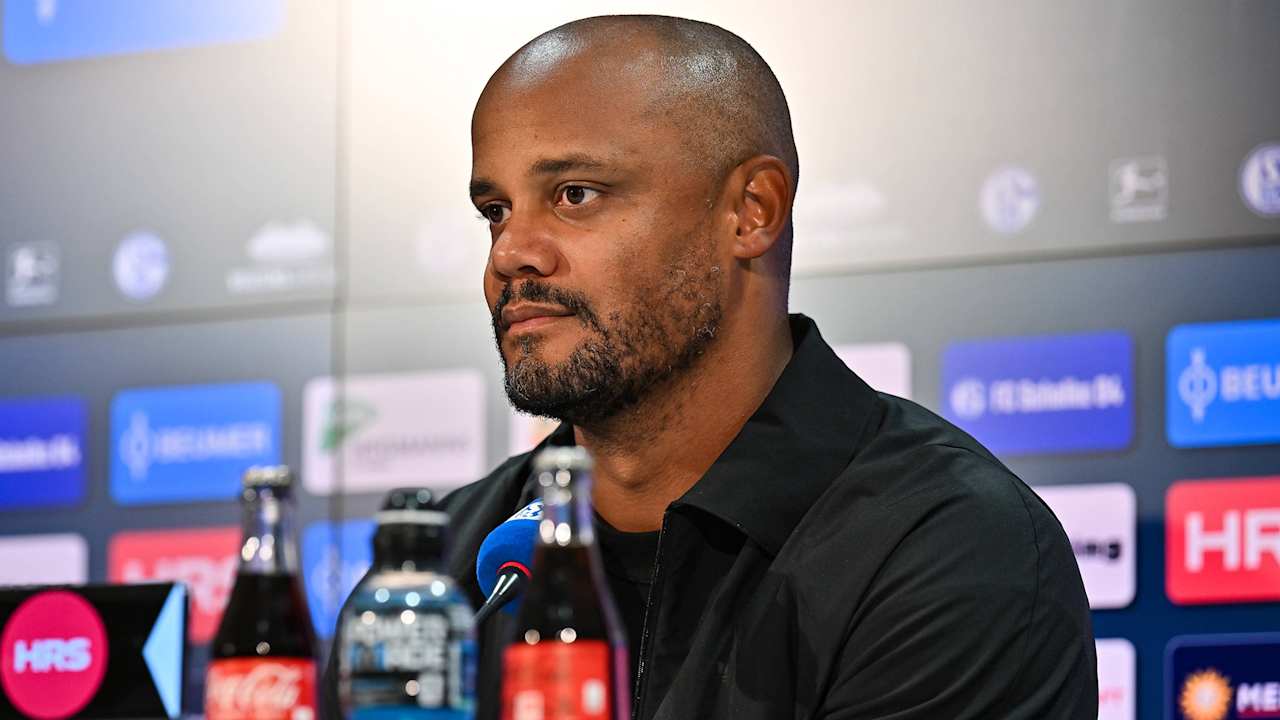 Vincent Kompany auf der Pressekonferenz nach dem Bundesliga-Spiel des FC Bayern beim FC Schalke 04