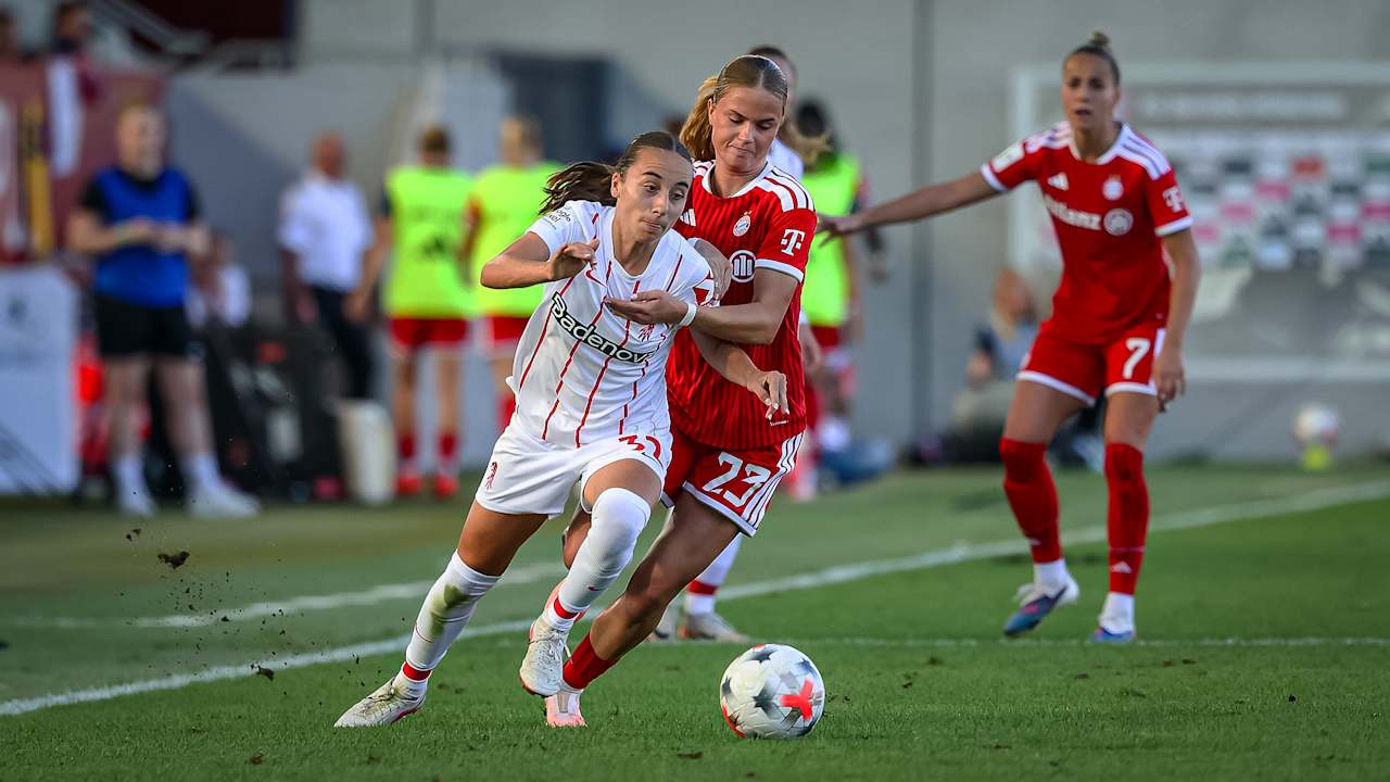 Sophie Proost im Zweikampf mit Emma Memminger im Heimspiel der FC Bayern Frauen gegen den SC Freiburg