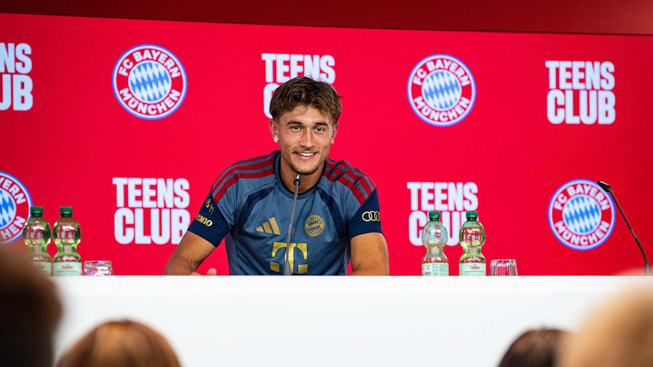 Tom Bischof spricht auf einer Pressekonferenz