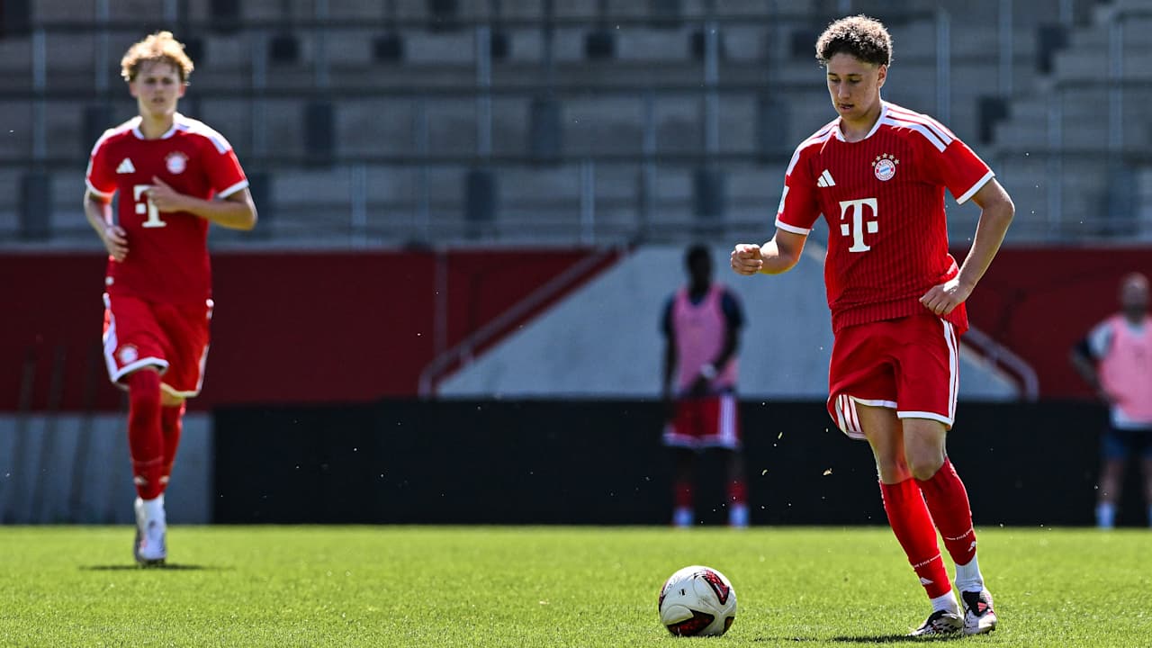 Roko Ciglar der FCB U17 mit dem Ball am Fuß.