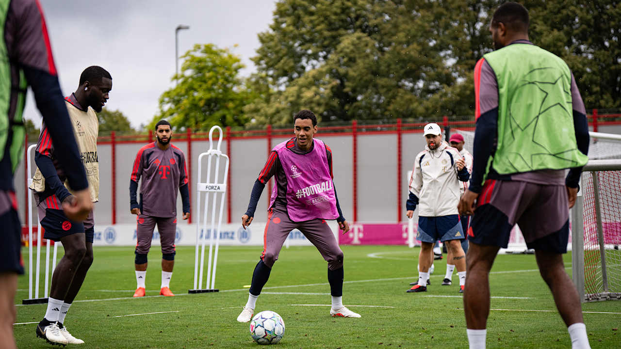 Jamal Musiala im Kampf um den Ball im Abschlusstraining des FC Bayern vor dem Champions League-Spiel gegen Bodo/Glimt