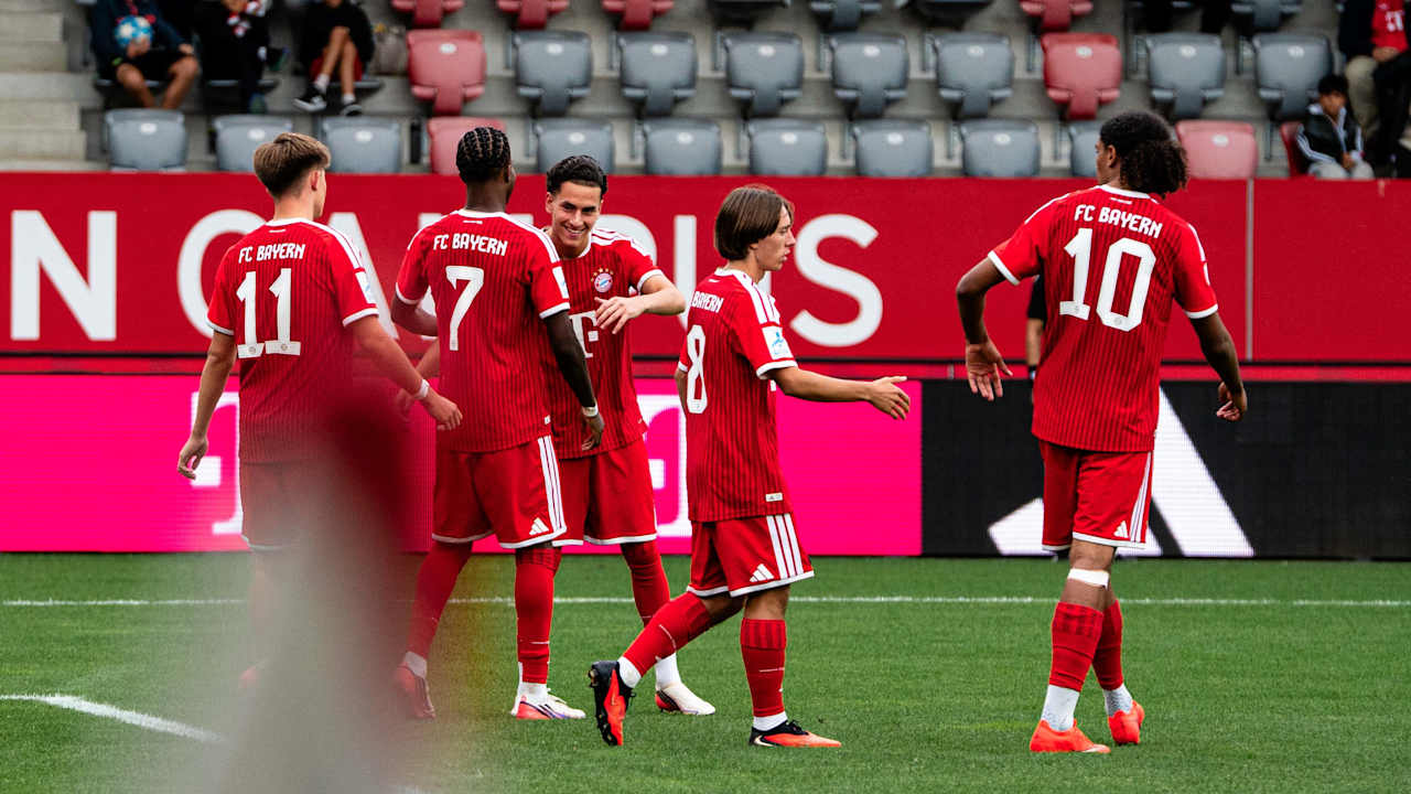 Die FC Bayern U19 jubelt.