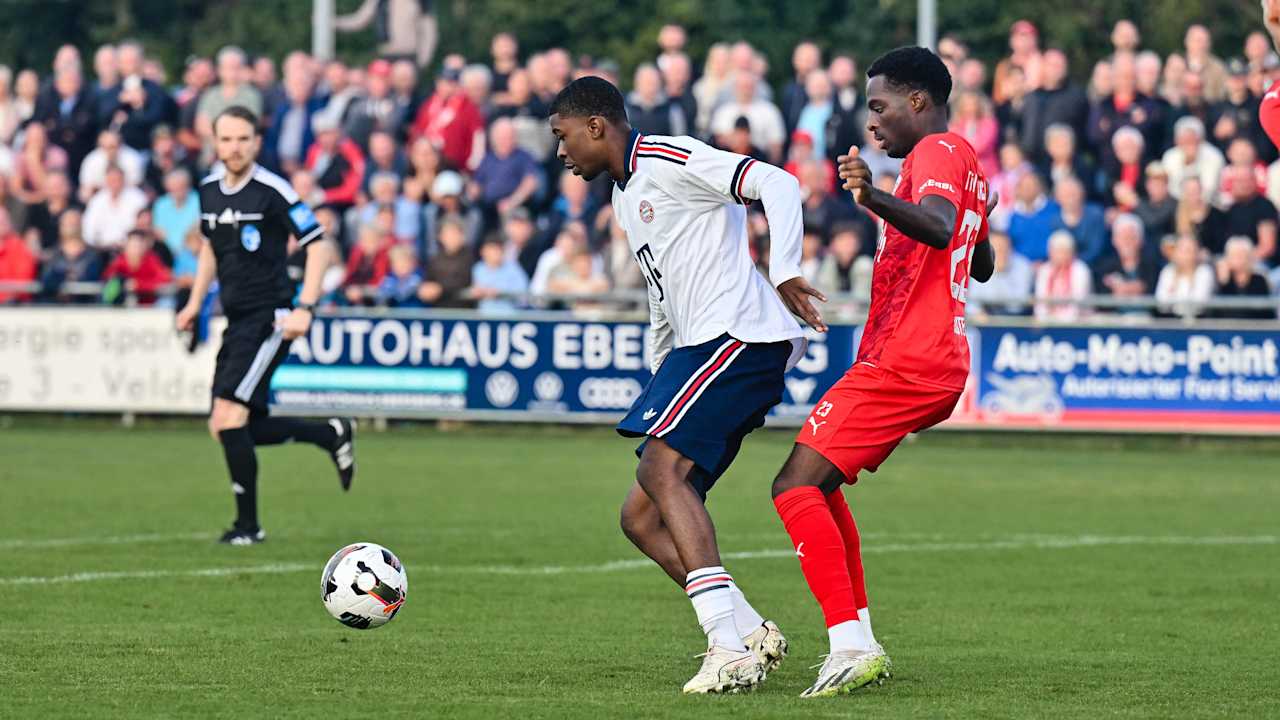 Allen Junior Lambe schirmt den Ball ab.