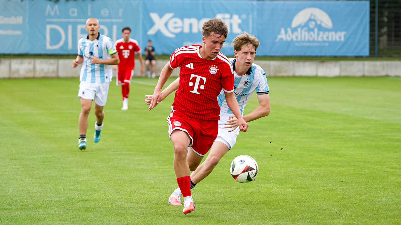 Simon Schaff im Zweikampf mit Ball am Fuß während des Gastspiels der FC Bayern U19 in der DFB-Nachwuchsliga beim TSV 1860 München