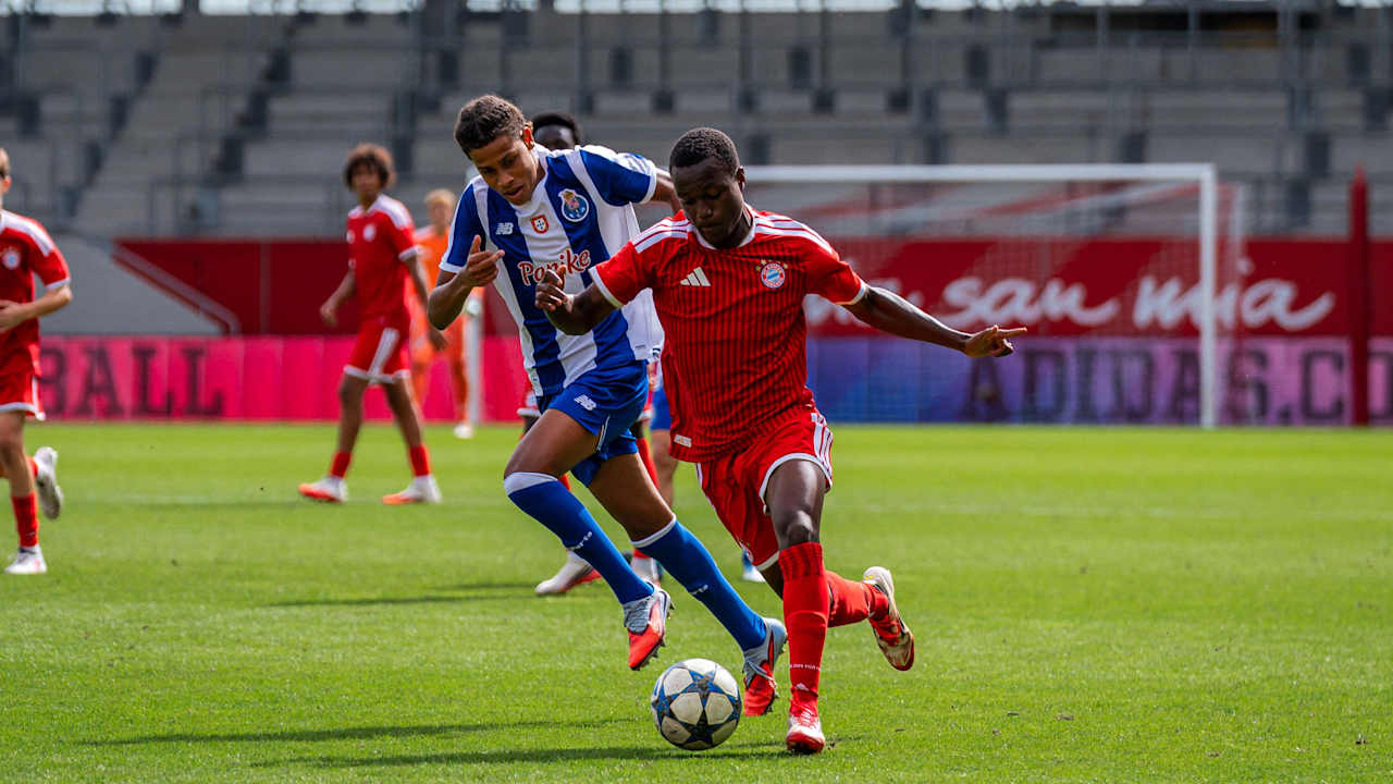 Abdoulaye Dembele aus der FC Bayern U15 führt den Ball am Fuß.
