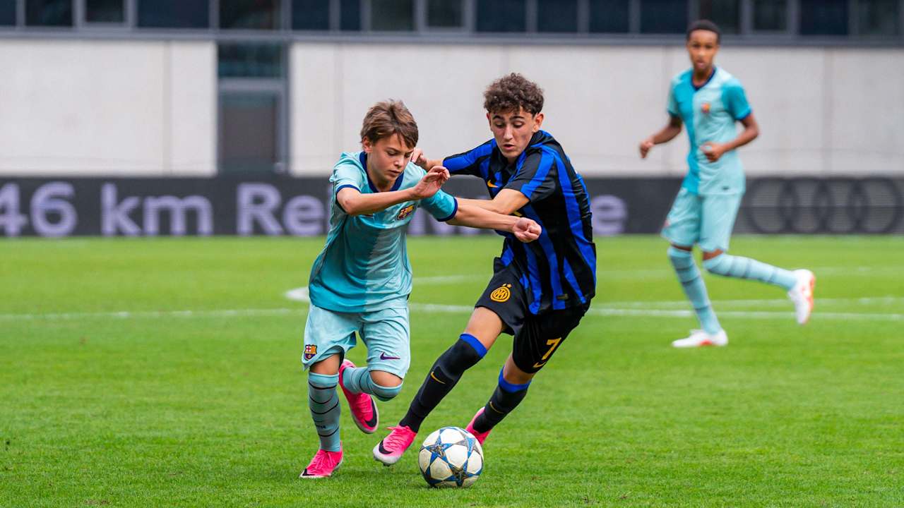 Zwei Spieler im Zweikampf um den Ball.