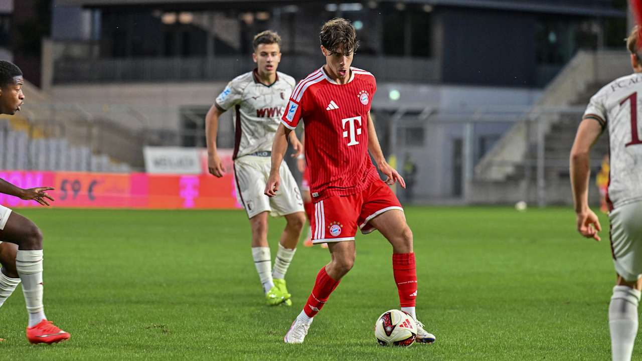 David Santos mit dem Ball am Fuß.