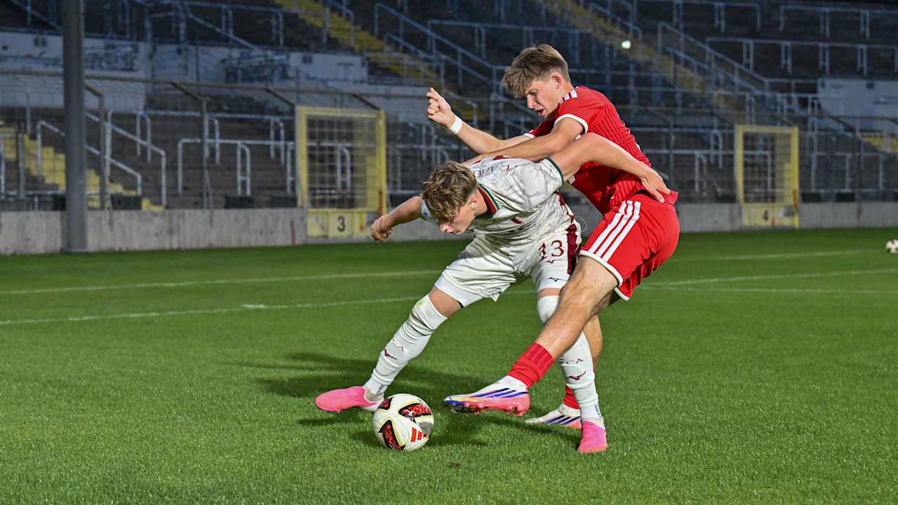 Matous Srb versucht im Zweikampf den Ball zu erwischen.