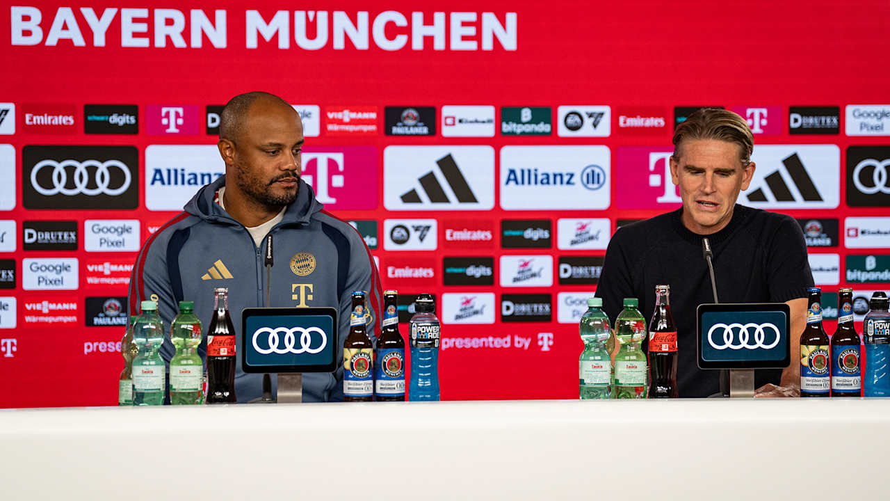 Vincent Kompany und CHristoph Freund auf der PK des FC Bayner