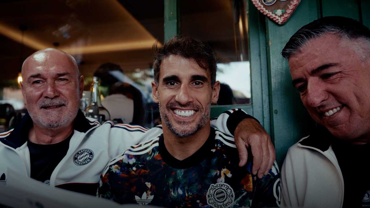 Javi Martinez mit Raimond Aumann und Roy Makaay