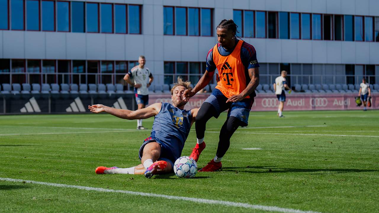 Harry Kane grätscht im Training des FC Bayern gegen Michael Olise