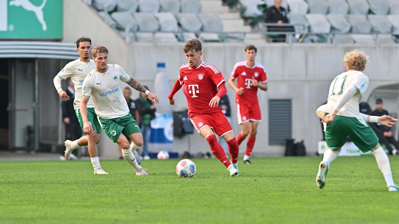 Tim Binder während eines Dribblings gegen Greuther Fürth II.