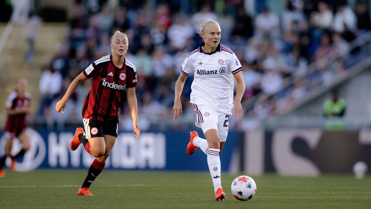 Pernille Harder mit dem Ball am Fuß