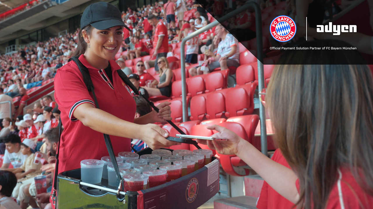 Ein Fan in der Allianz Arena bezahlt an einem Adyen-Gerät