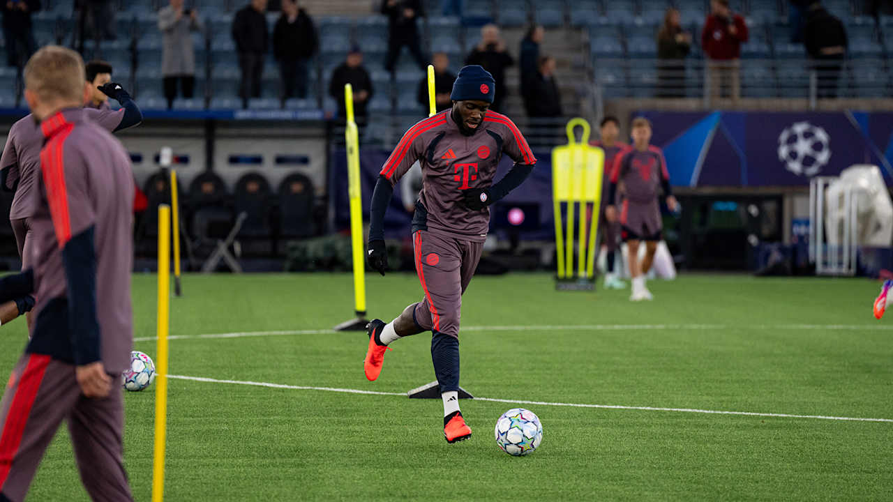 Dayot Upamecano spielt einen Pass im Training im Viking-Stadion