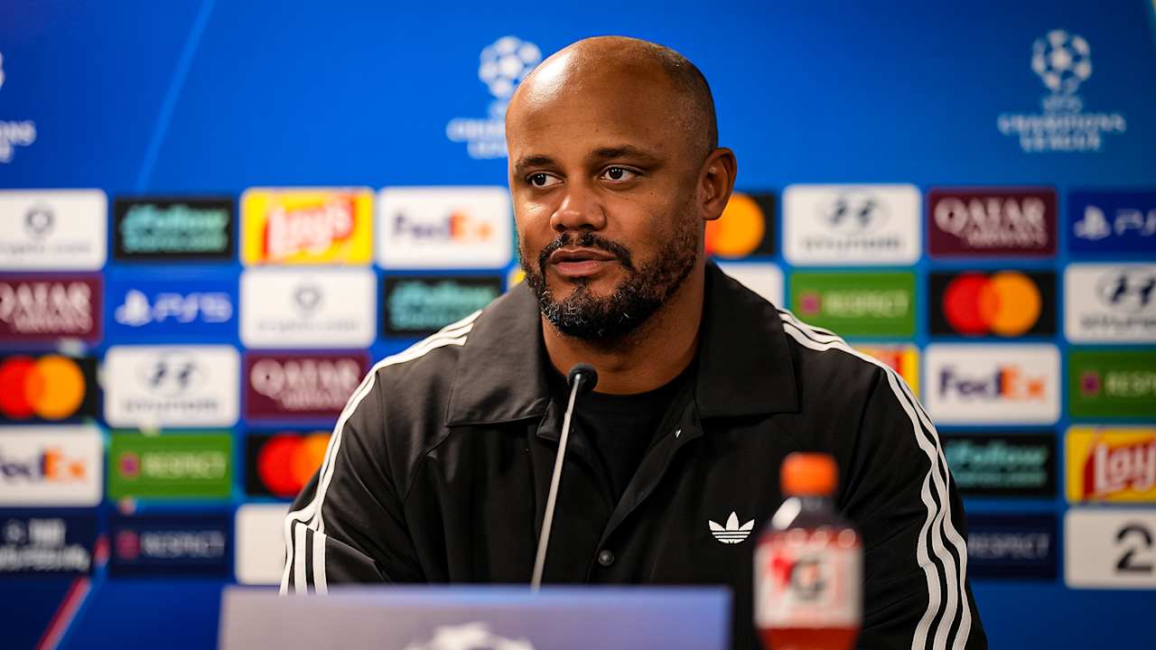 Vincent Kompany auf der Pressekonferenz nach dem Auswärtsspiel des FC Bayern in der Champions League bei Viking Stavanger