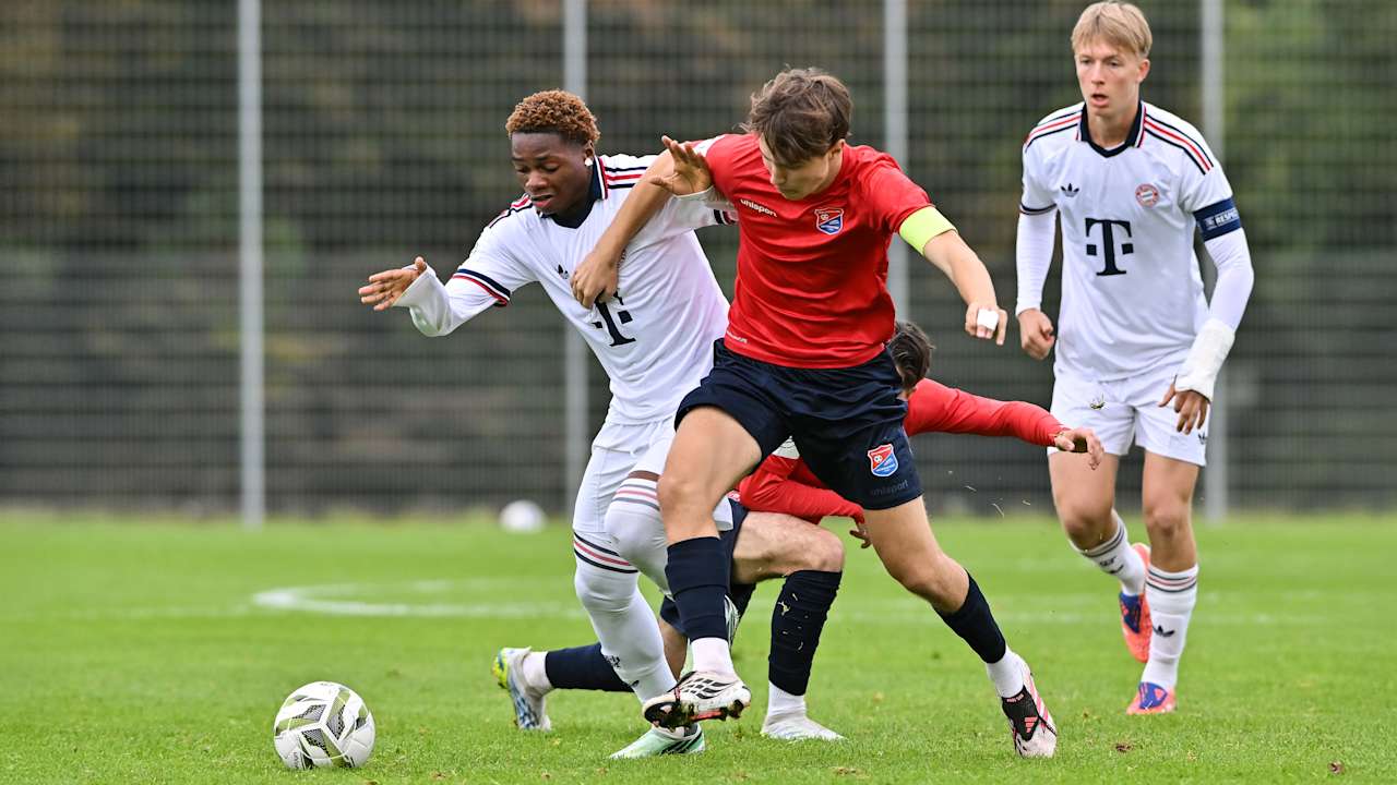 Frank Egwuatu im Duell mit Ferdinand Borne.