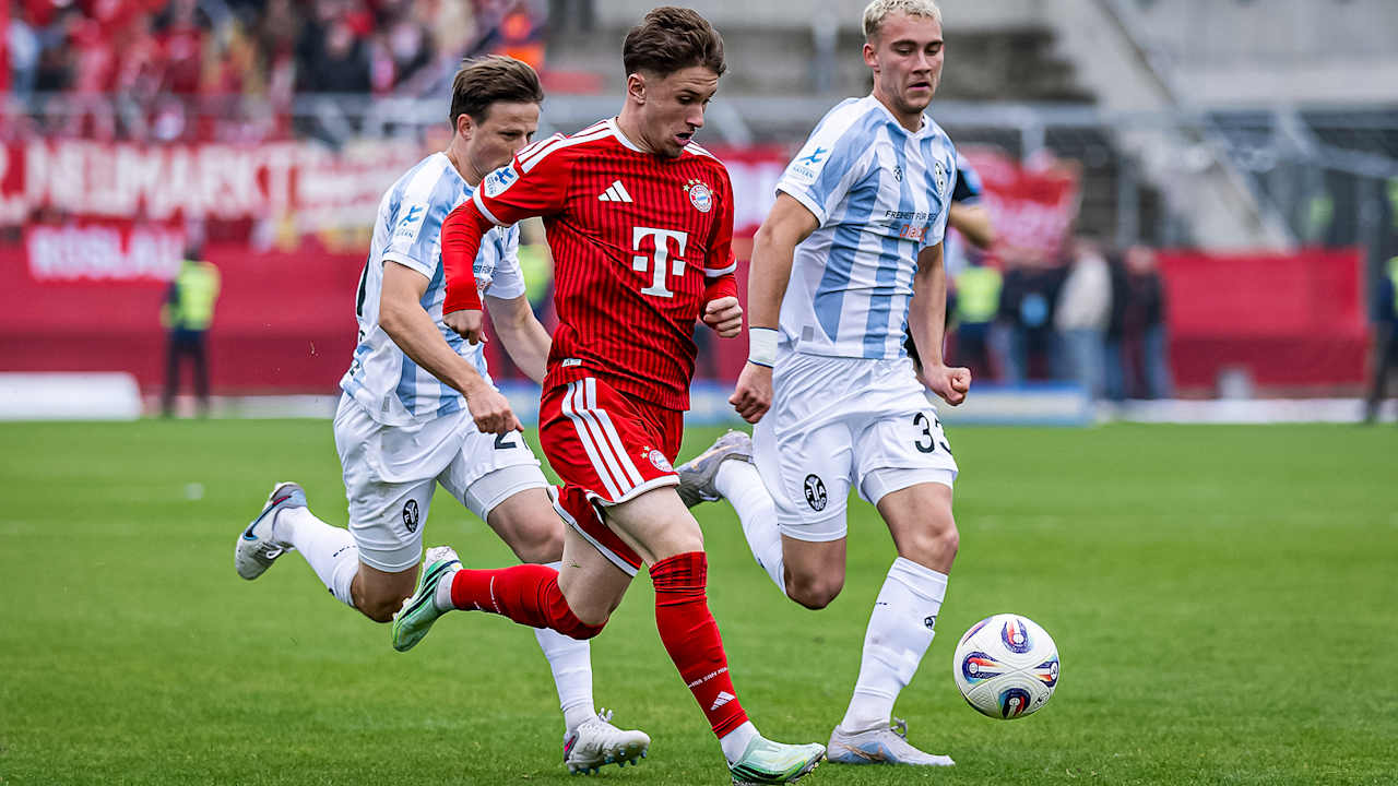 Tim Binder im Zweikampf während des Derbys der FC Bayern Amateure gegen 1860 München in der Regionalliga Bayern