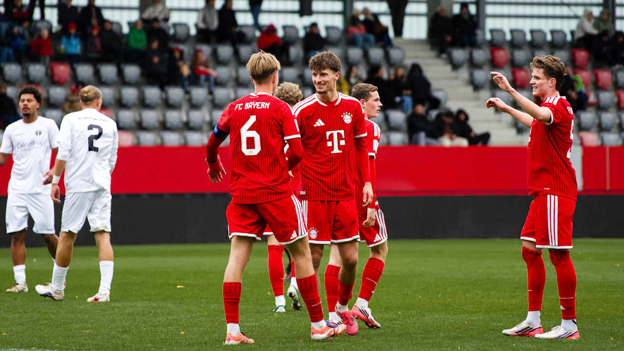 Leopold Schmid und Roko Mijatović klatschen sich ab.