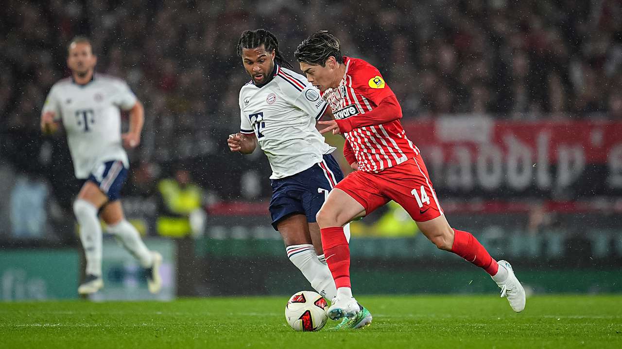 Serge Gnabry im Zweikampf um den Ball während des Auswärtsspiels des FC Bayern in der Bundesliga beim SC Freiburg