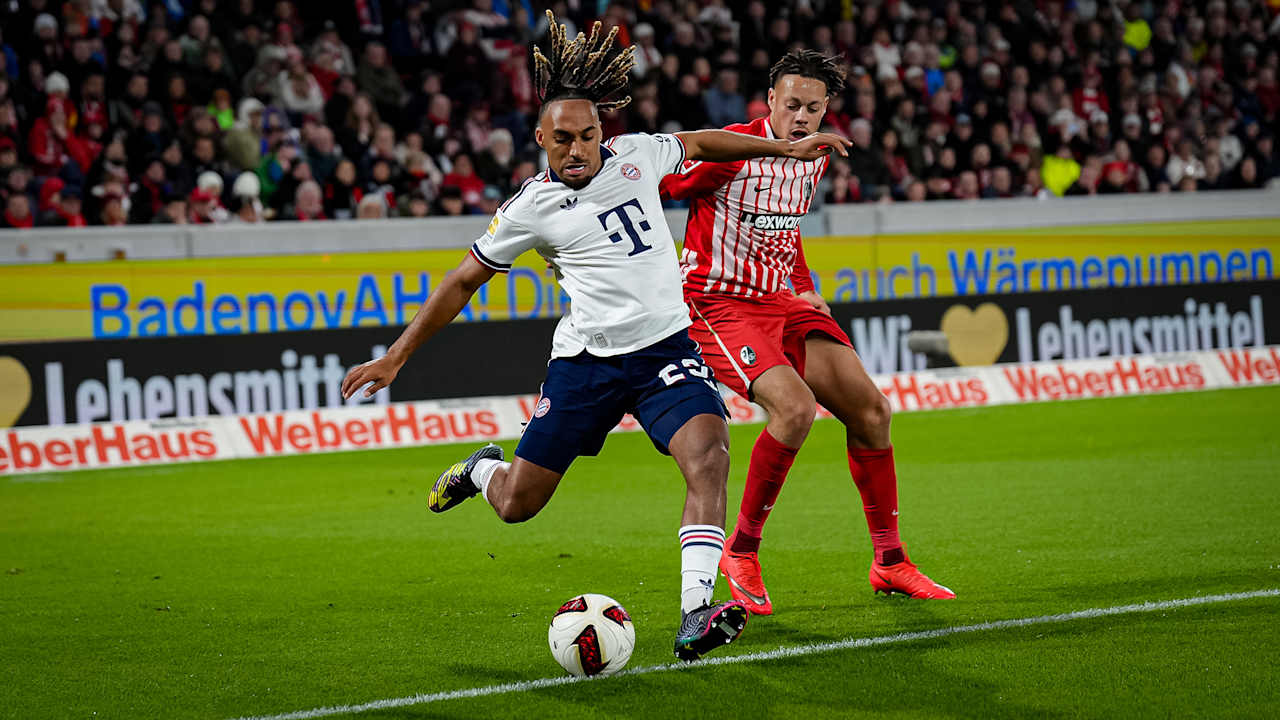 Sacha Boey mit Ball am Fuß während des Auswärtsspiels des FC Bayern in der Bundesliga beim SC Freiburg