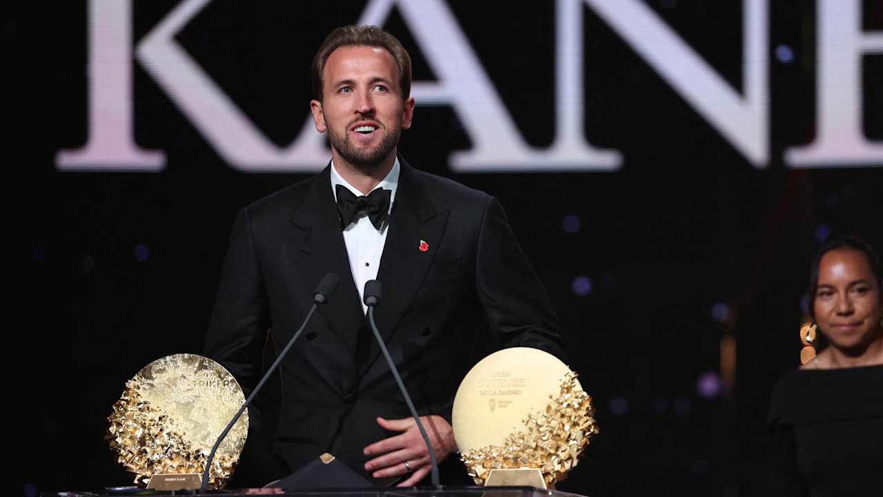 Video Fan C Video: Harry Kane wins striker trophy
