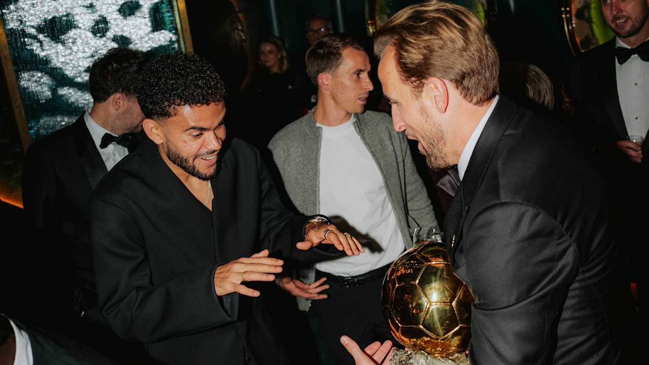 Harry Kane hält den Ballon d'Or in der Hand, Luis Diaz schaut ihn an
