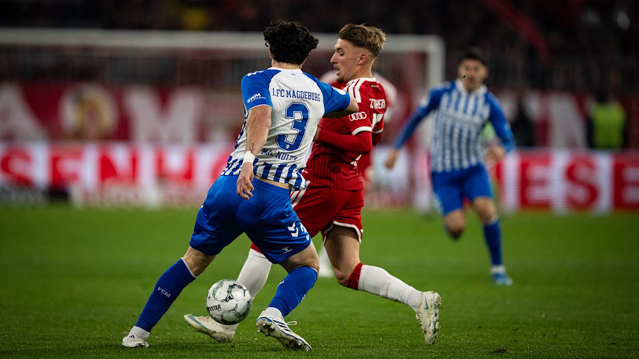 Lennart Karl im Kampf um den Ball im DFB-Pokalspiel des FC Bayern gegen den 1. FC Magdeburg