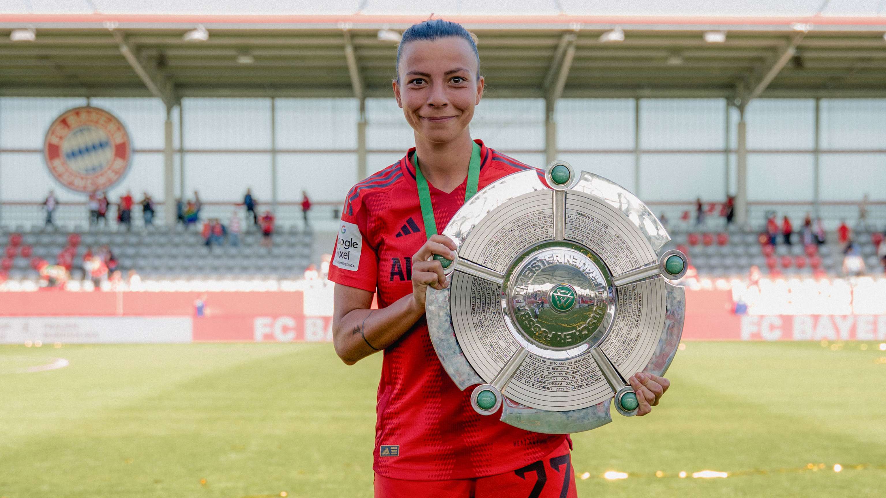 [Bild: 250612-Caruso-Meisterschale-fcb.jpg]