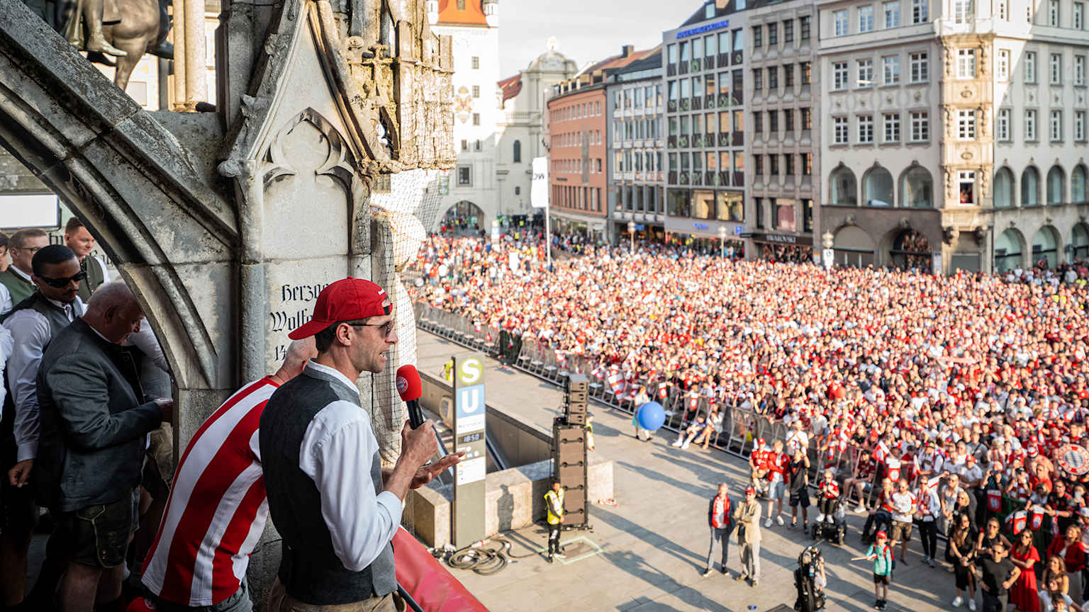 Thomas Müller spricht bei der Titelfeier des FC Bayern auf dem Marienplatz zu den Fans