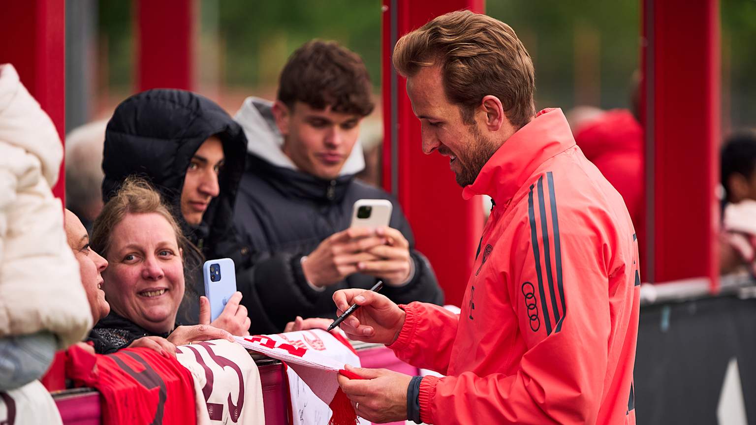 Harry Kane unterschreibt ein Trikot von Fans beim öffentlichen Training des FC Bayern