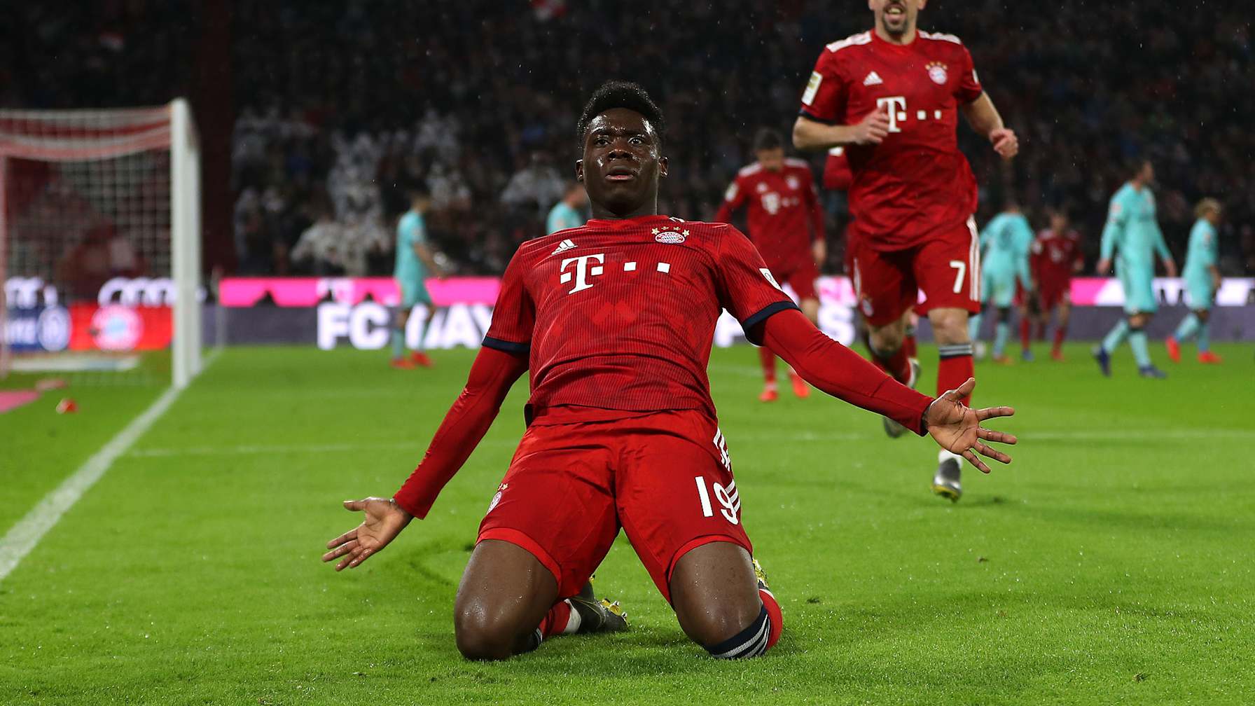 Alphponso Davies bejubelt sein erstes Bundesliga-Tor beim 6:0 des FC Bayern gegen den 1. FSV Mainz 05 im März 2019.