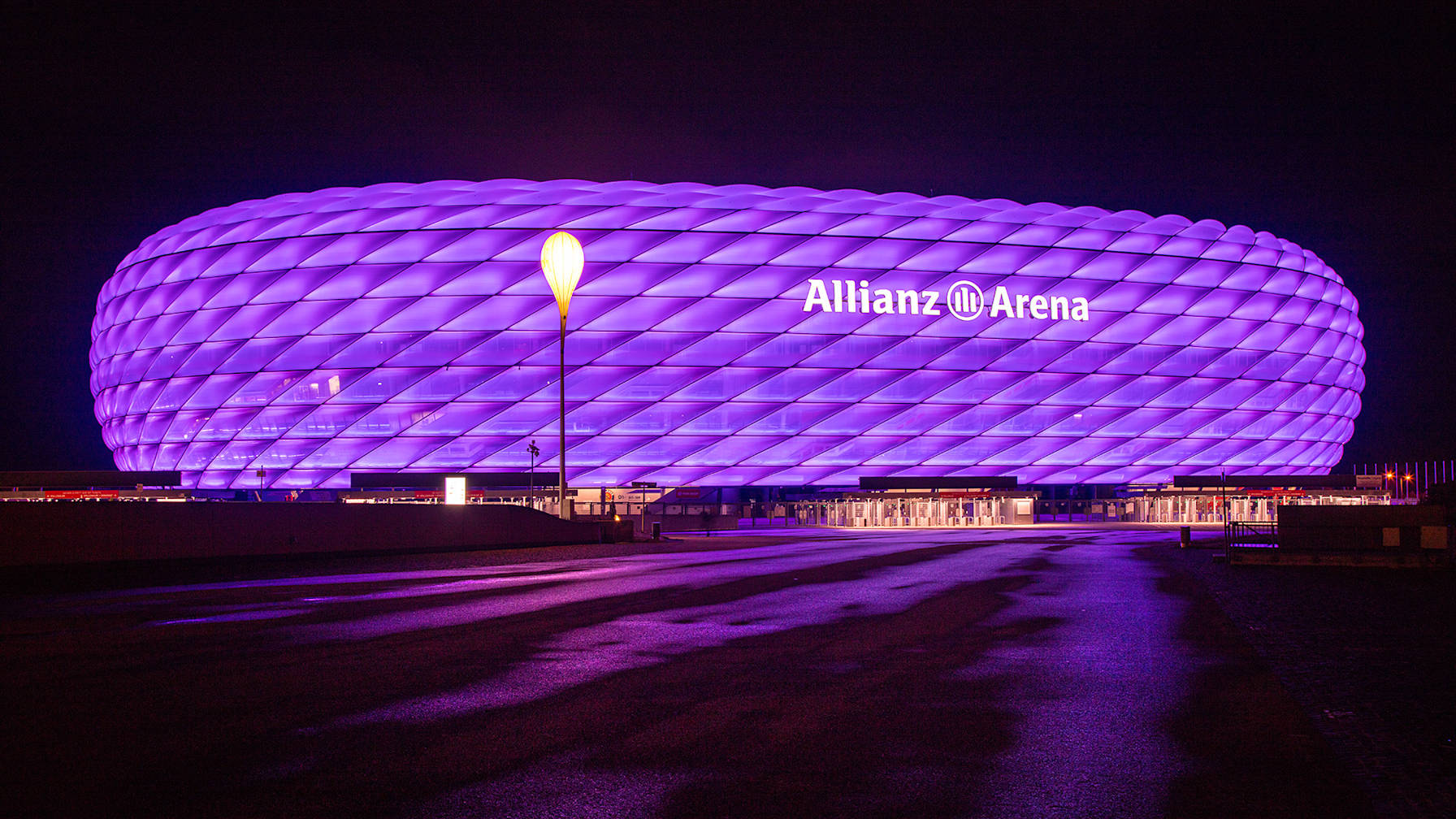 201203_Allianz-Arena-lila_DUC